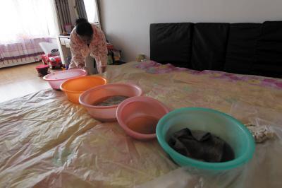 廉江楼上漏水，住户失联，小区没物管，业主维权难！律师来支招……